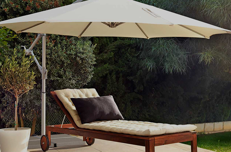 パティオ傘の材料は耐久性と日焼け止めにどのように影響しますか？